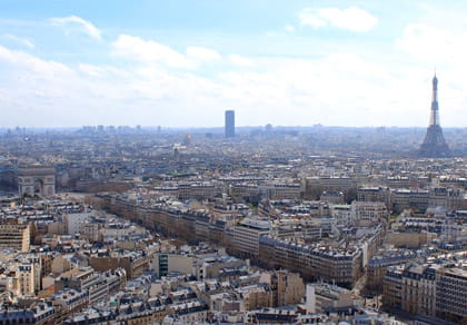 L'Arc de Triomphe et la Tour Eiffel à Paris